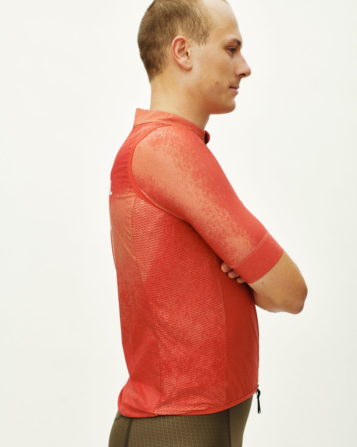 Chaleco Pas Normal Studios Mechanism Stow Away en AOP Hibiscus Orange, vista lateral #Color_AOP Hibiscus Orange