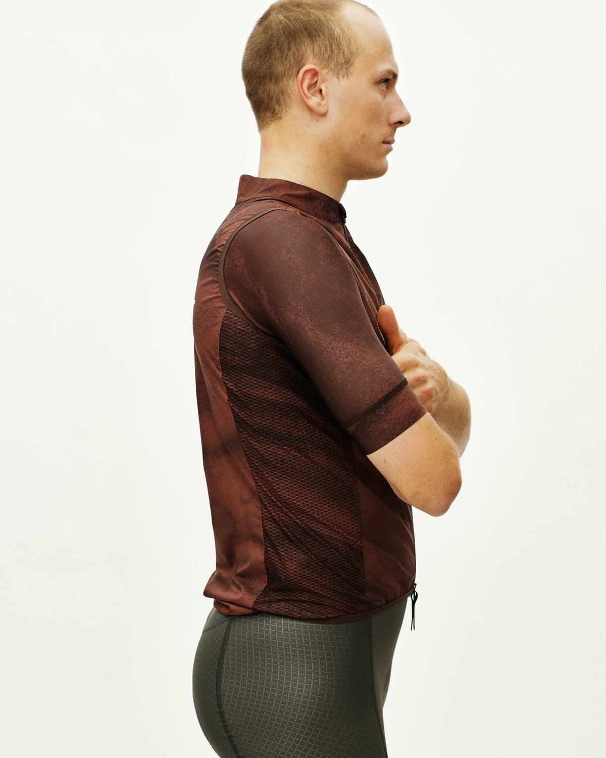 Chaleco Pas Normal Studios Mechanism Stow Away en AOP Light Brown, vista lateral #Color_AOP Light Brown