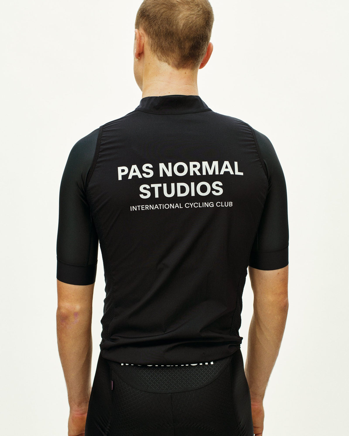 Chaleco Pas Normal Studios Mechanism Stow Away en Black, sobre modelo, vista trasera #Color_Black