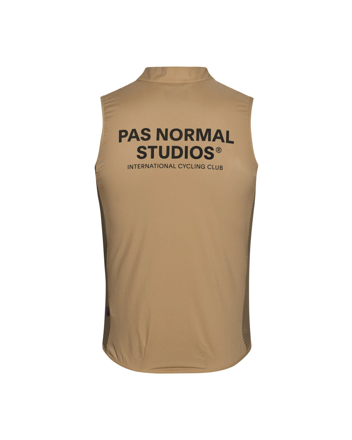 Chaleco Pas Normal Studios Mechanism Stow Away en Camel, sobre modelo #Color_Camel