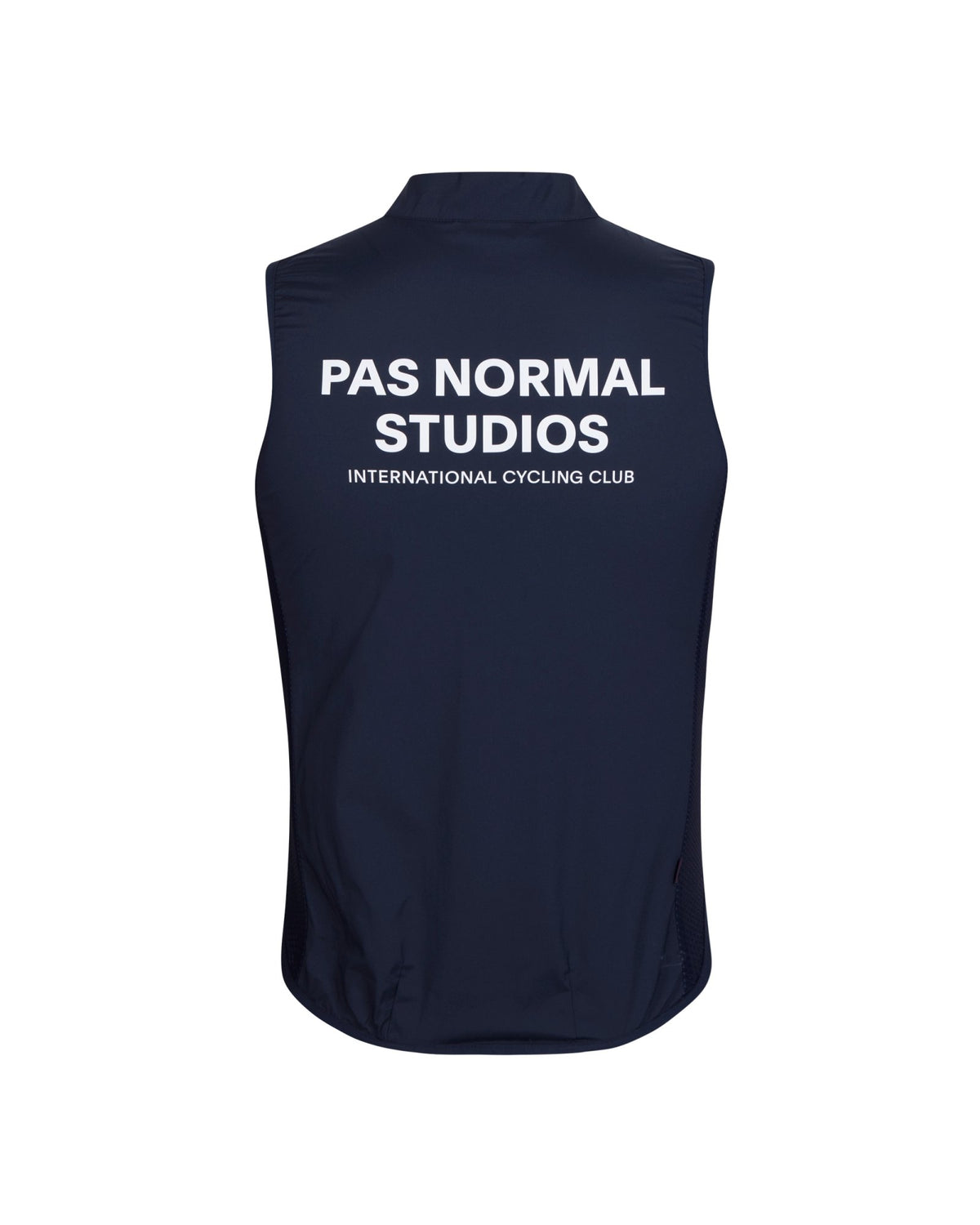Chaleco Pas Normal Studios Mechanism Stow Away en Navy, sobre modelo #Color_Navy