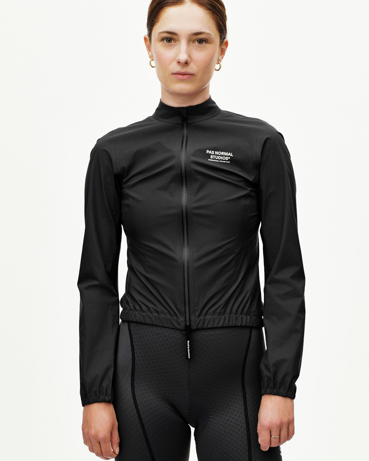 Chaqueta Mujer Pas Normal Studios Mechanism Rain, vista en uso, color Black #Color_Black