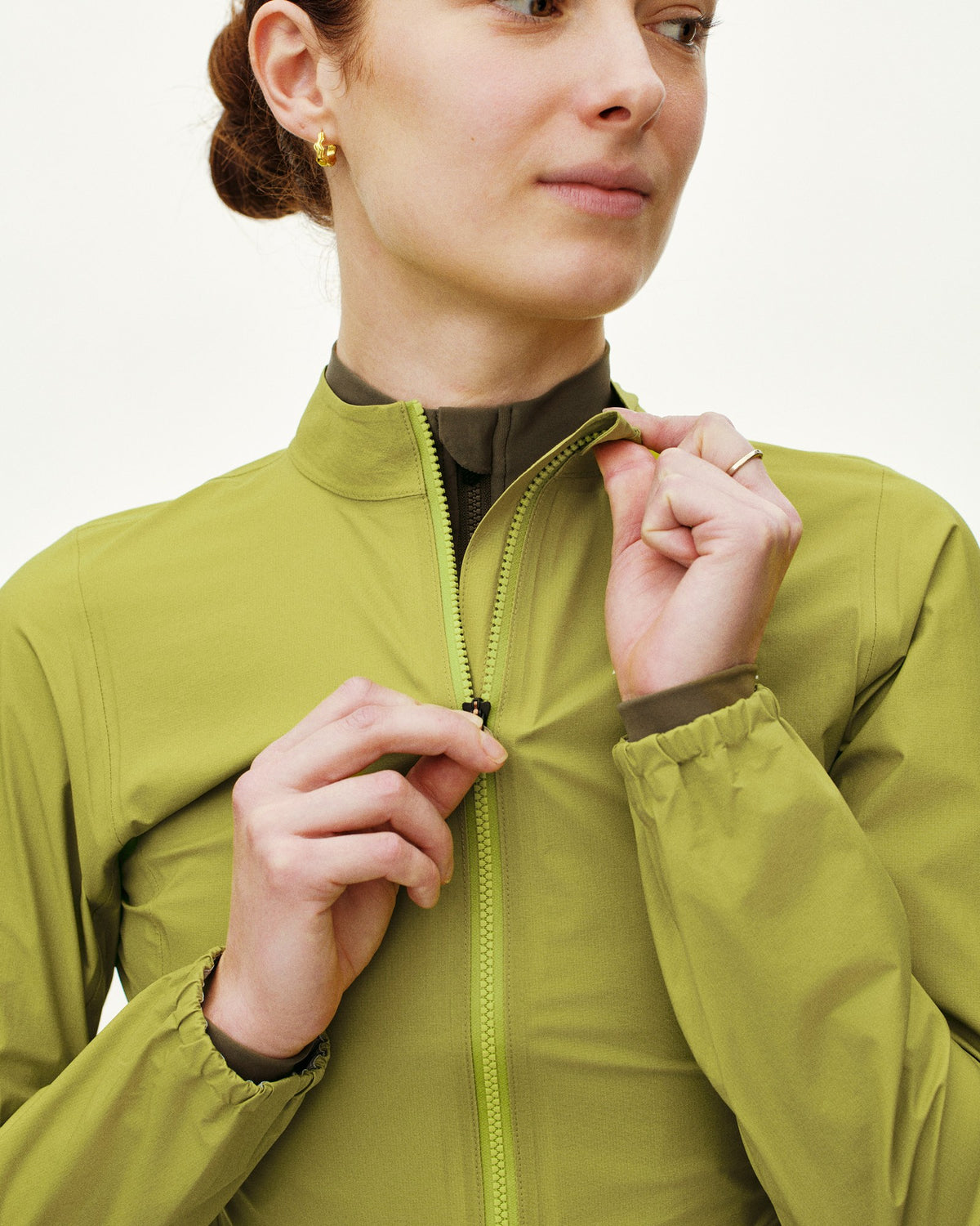Chaqueta Mujer Pas Normal Studios Mechanism Rain, vista frontal, color Moss Green #Color_Moss Green