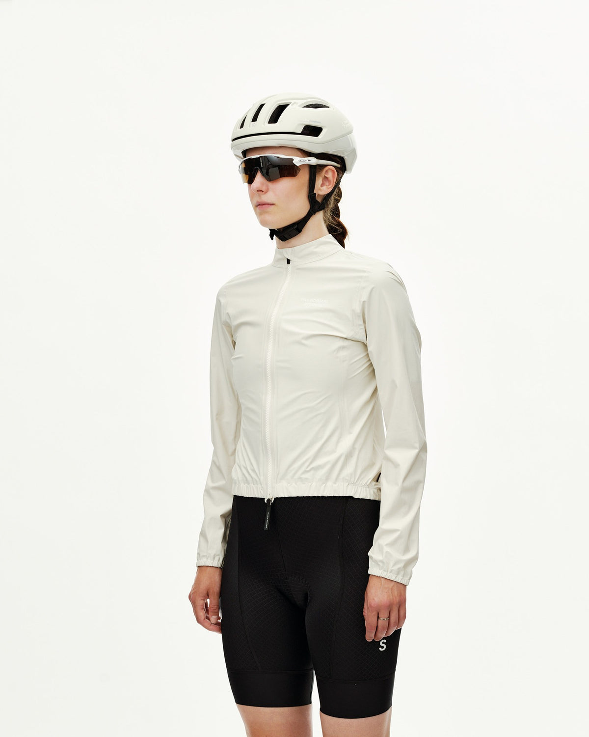 Chaqueta Mujer Pas Normal Studios Mechanism Rain, vista en uso, color Off White #Color_Off White