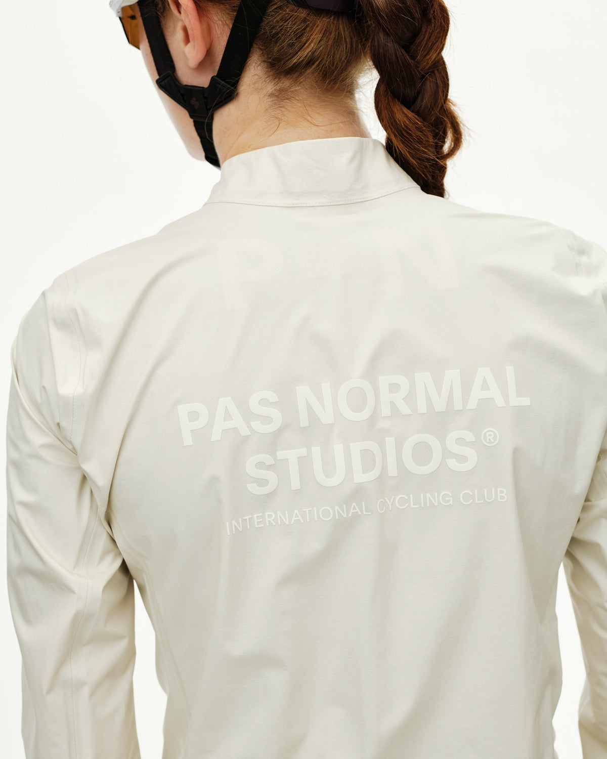 Chaqueta Mujer Pas Normal Studios Mechanism Rain, vista trasera, color Off White #Color_Off White