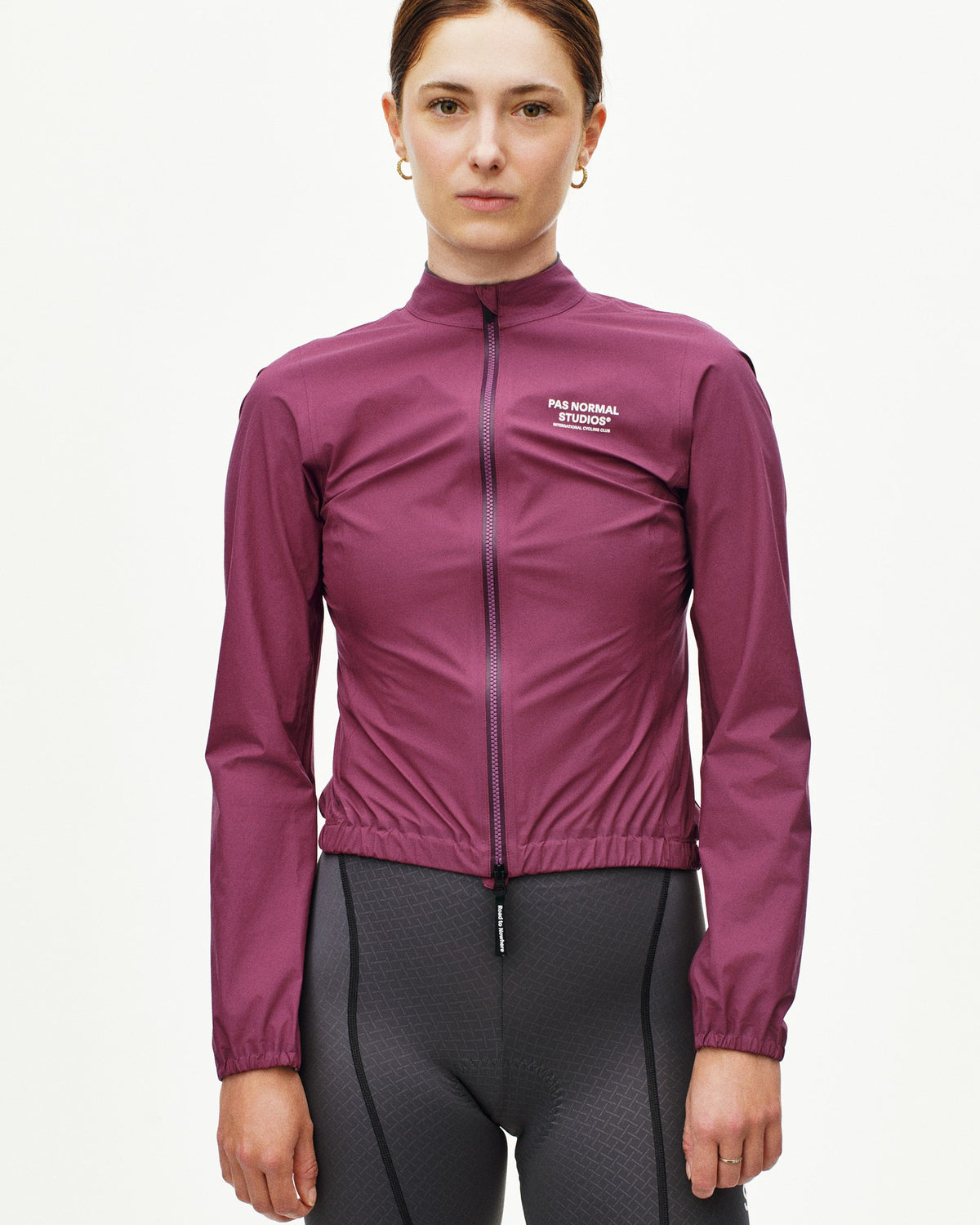 Chaqueta Mujer Pas Normal Studios Mechanism Rain, vista en uso, color Plum #Color_Plum