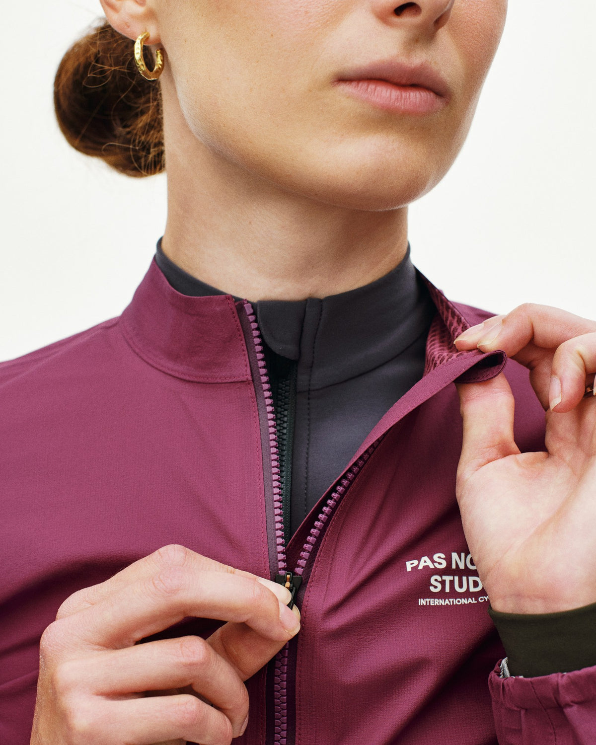 Chaqueta Mujer Pas Normal Studios Mechanism Rain, detalle técnico, color Plum #Color_Plum
