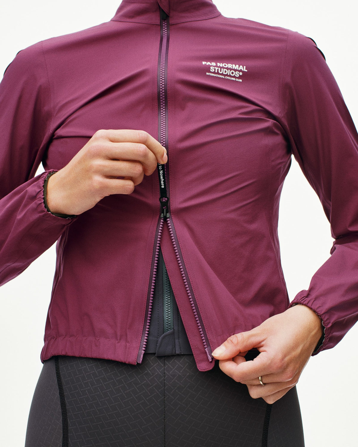 Chaqueta Mujer Pas Normal Studios Mechanism Rain, detalle de ajuste, color Plum #Color_Plum
