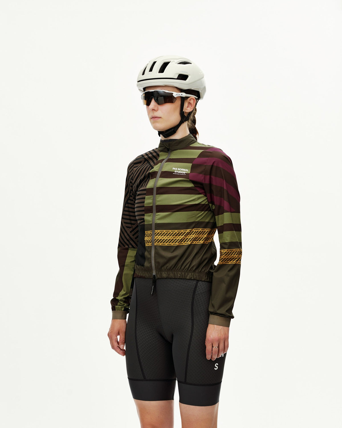 Chaqueta Mujer Pas Normal Studios Mechanism Stow Away, vista en uso, color AOP International Green #Color_AOP International Green