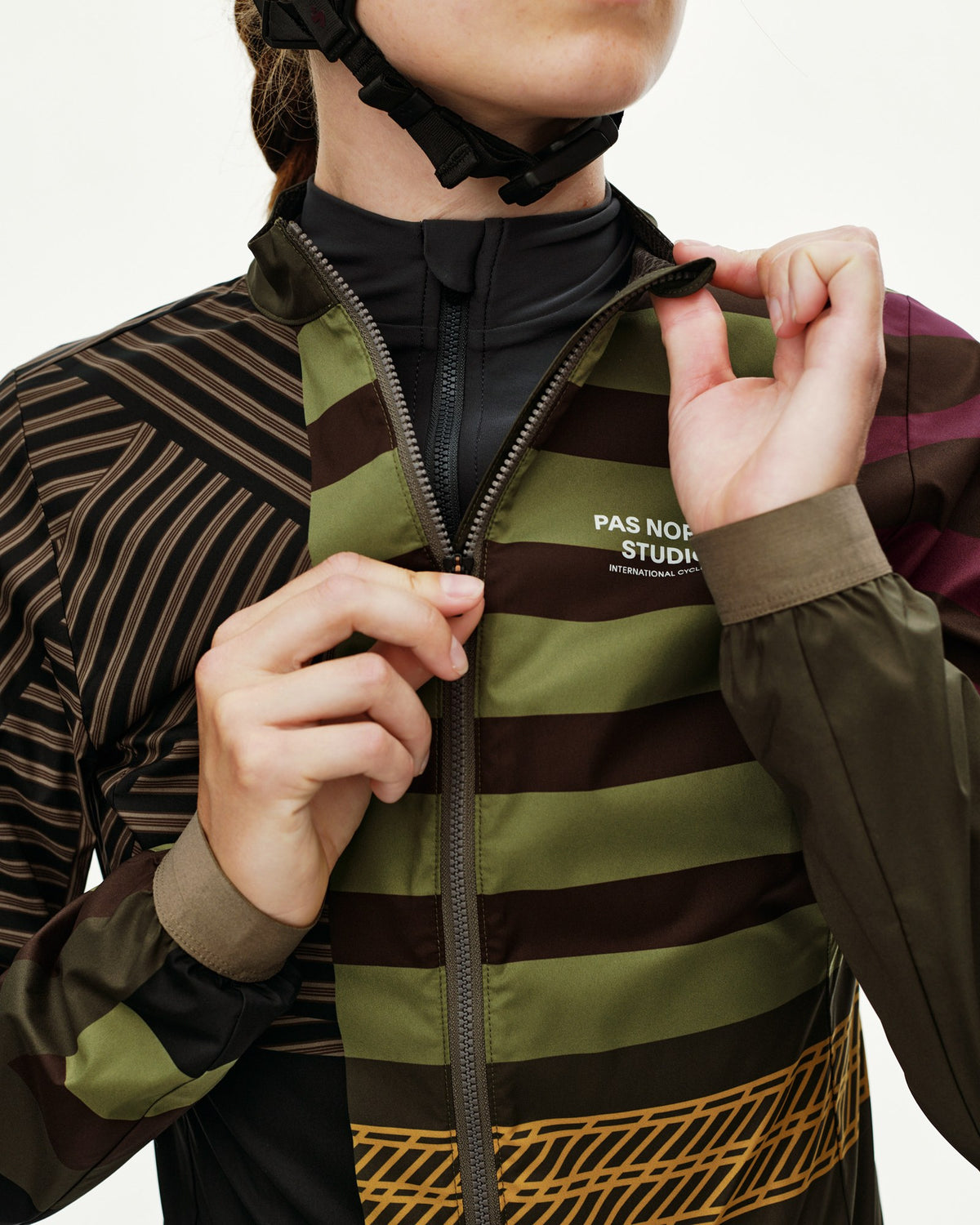Chaqueta Mujer Pas Normal Studios Mechanism Stow Away, vista lateral, color AOP International Green #Color_AOP International Green