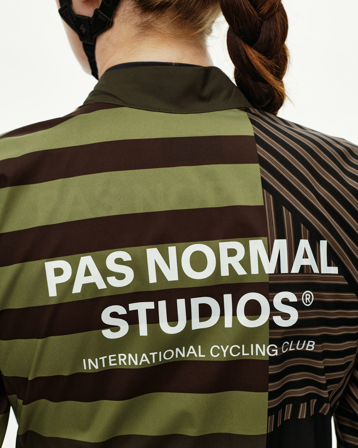 Chaqueta Mujer Pas Normal Studios Mechanism Stow Away, vista en uso, color AOP International Green #Color_AOP International Green