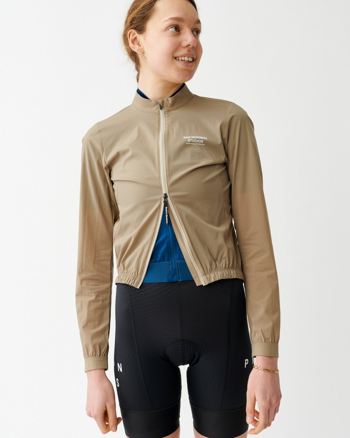 Chaqueta Mujer Pas Normal Studios Mechanism Stow Away, vista en uso, color Beige #Color_Beige