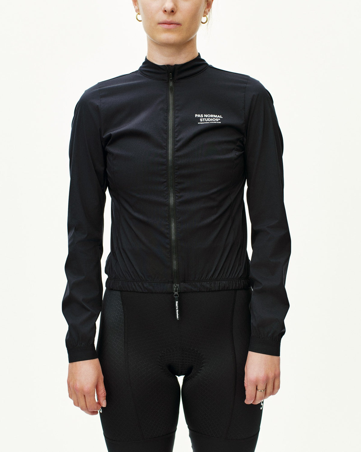 Chaqueta Mujer Pas Normal Studios Mechanism Stow Away, vista en uso, color Black #Color_Black
