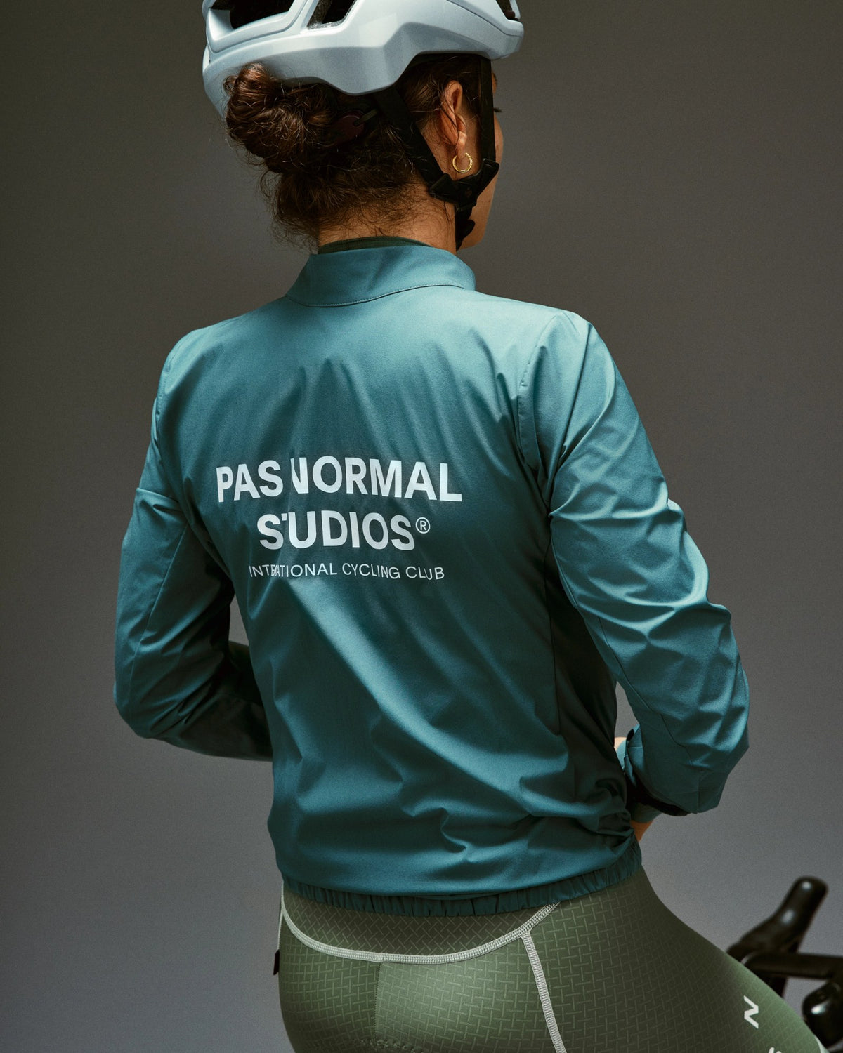 Chaqueta Mujer Pas Normal Studios Mechanism Stow Away, vista en uso, color Grey Teal #Color_Grey Teal