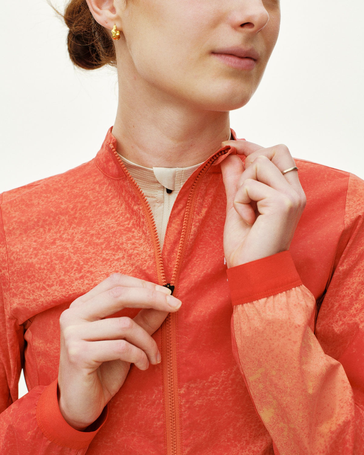 Chaqueta Mujer Pas Normal Studios Mechanism Stow Away, detalle de ajuste, color Hibiscus Orange #Color_Hibiscus Orange