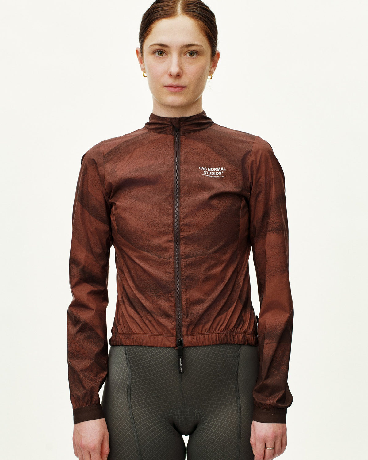 Chaqueta Mujer Pas Normal Studios Mechanism Stow Away, vista en uso, color Light Brown #Color_Light Brown