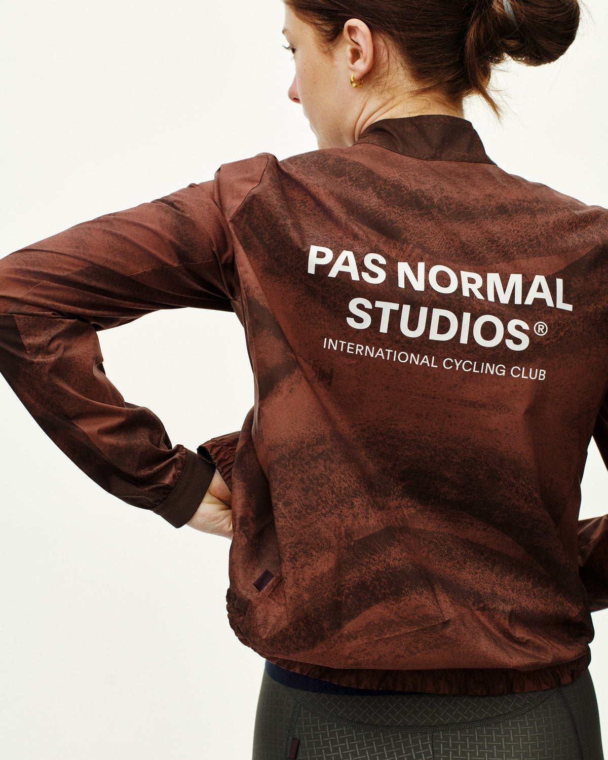 Chaqueta Mujer Pas Normal Studios Mechanism Stow Away, vista lateral, color Light Brown #Color_Light Brown