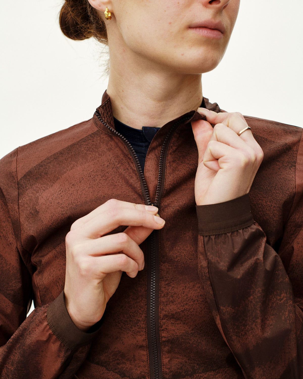 Chaqueta Mujer Pas Normal Studios Mechanism Stow Away, vista frontal, color Light Brown #Color_Light Brown