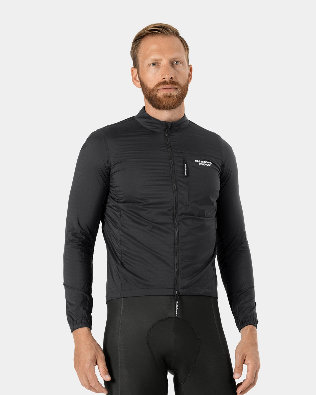 Chaqueta PNS Essential Insulated en Black, en uso, vista frontal #Color_Black