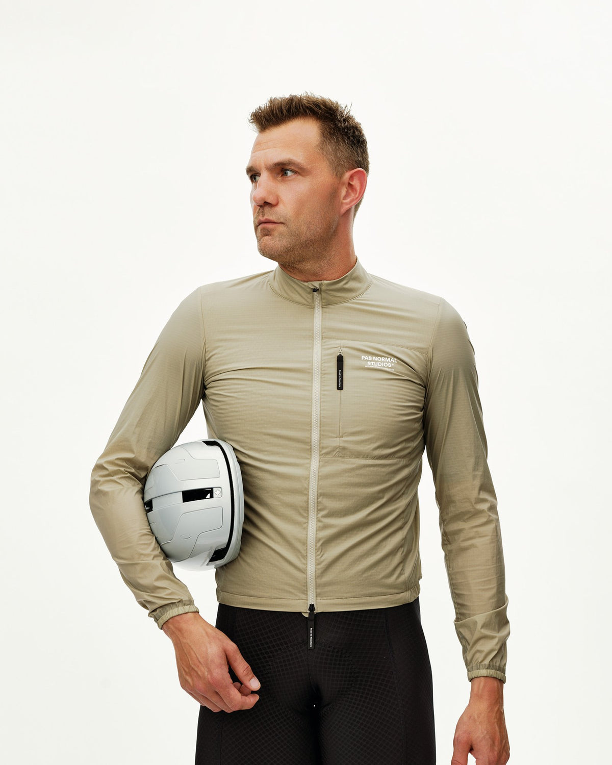 Chaqueta PNS Essential Insulated en Grey Sage, en uso, vista frontal #Color_Grey Sage