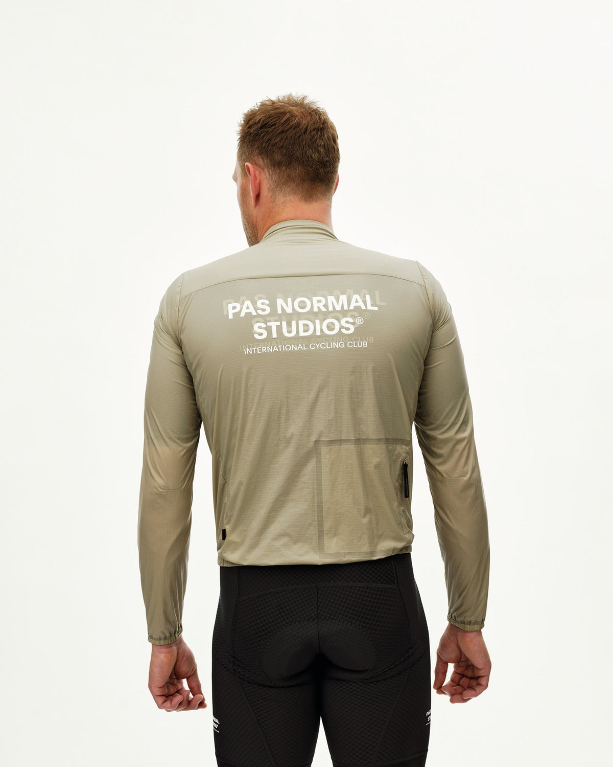 Chaqueta PNS Essential Insulated en Grey Sage, en uso, vista trasera #Color_Grey Sage