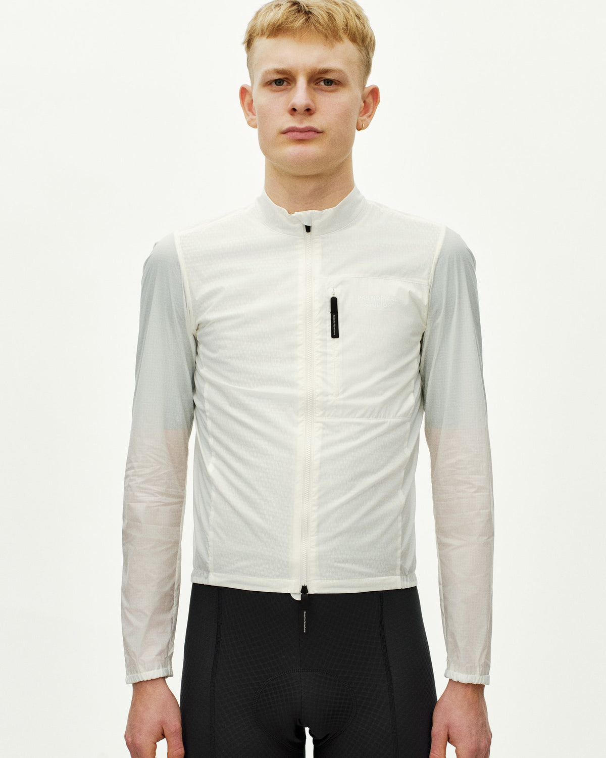 Chaqueta PNS Essential Insulated en Off White, en uso, vista frontal #Color_Off White