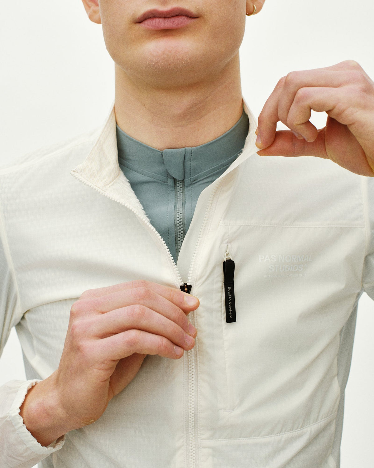 Chaqueta PNS Essential Insulated en Off White, detalle #Color_Off White