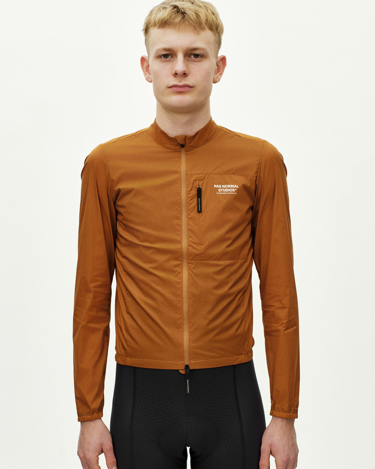 Chaqueta PNS Essential Insulated en Pecan, en uso, vista frontal #Color_Pecan