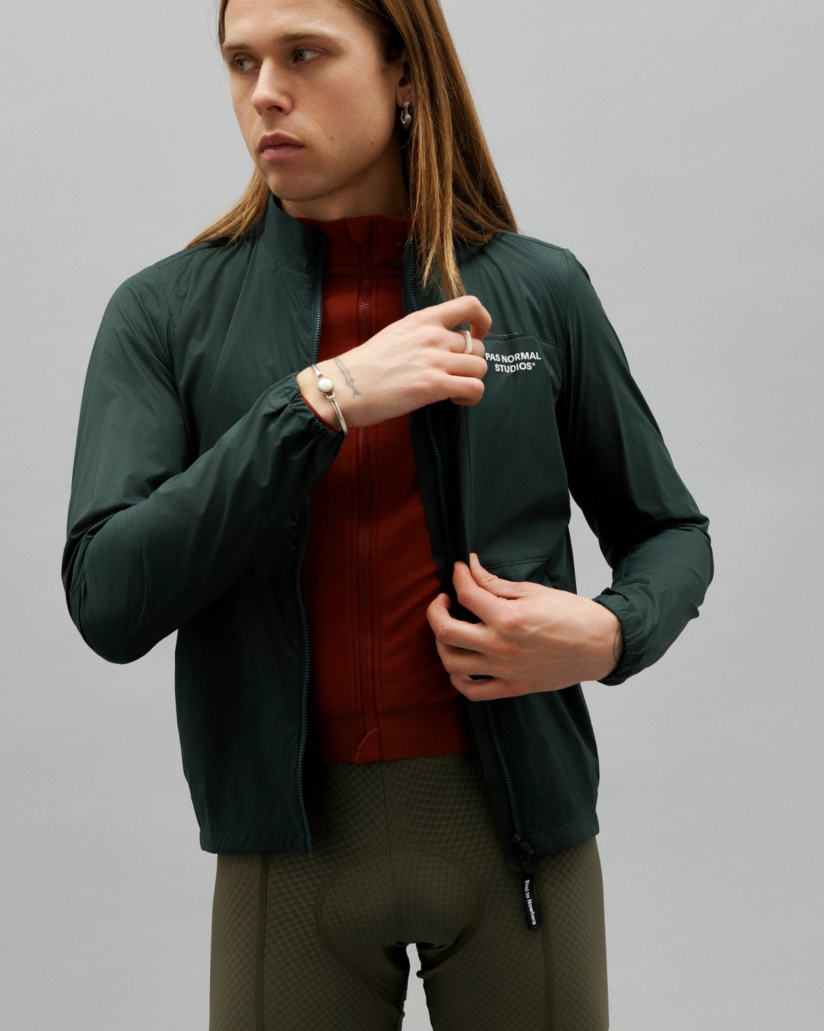 Chaqueta PNS Essential Insulated en Petroleum, en uso, vista frontal #Color_Petroleum