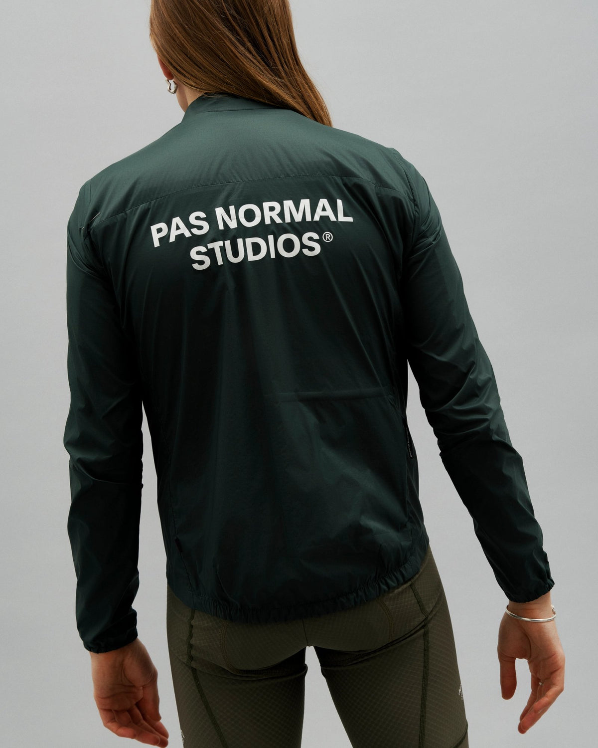Chaqueta PNS Essential Insulated en Petroleum, en uso, vista trasera #Color_Petroleum