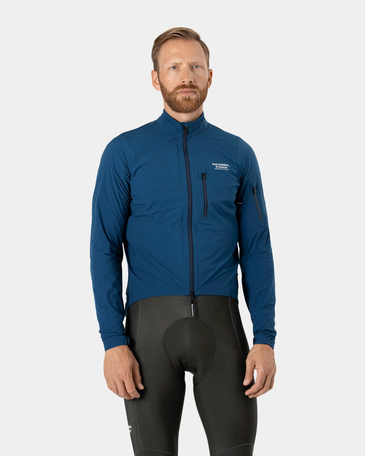 Chaqueta PNS Essential Shield en Dark Blue, en uso, vista frontal #Color_Dark Blue