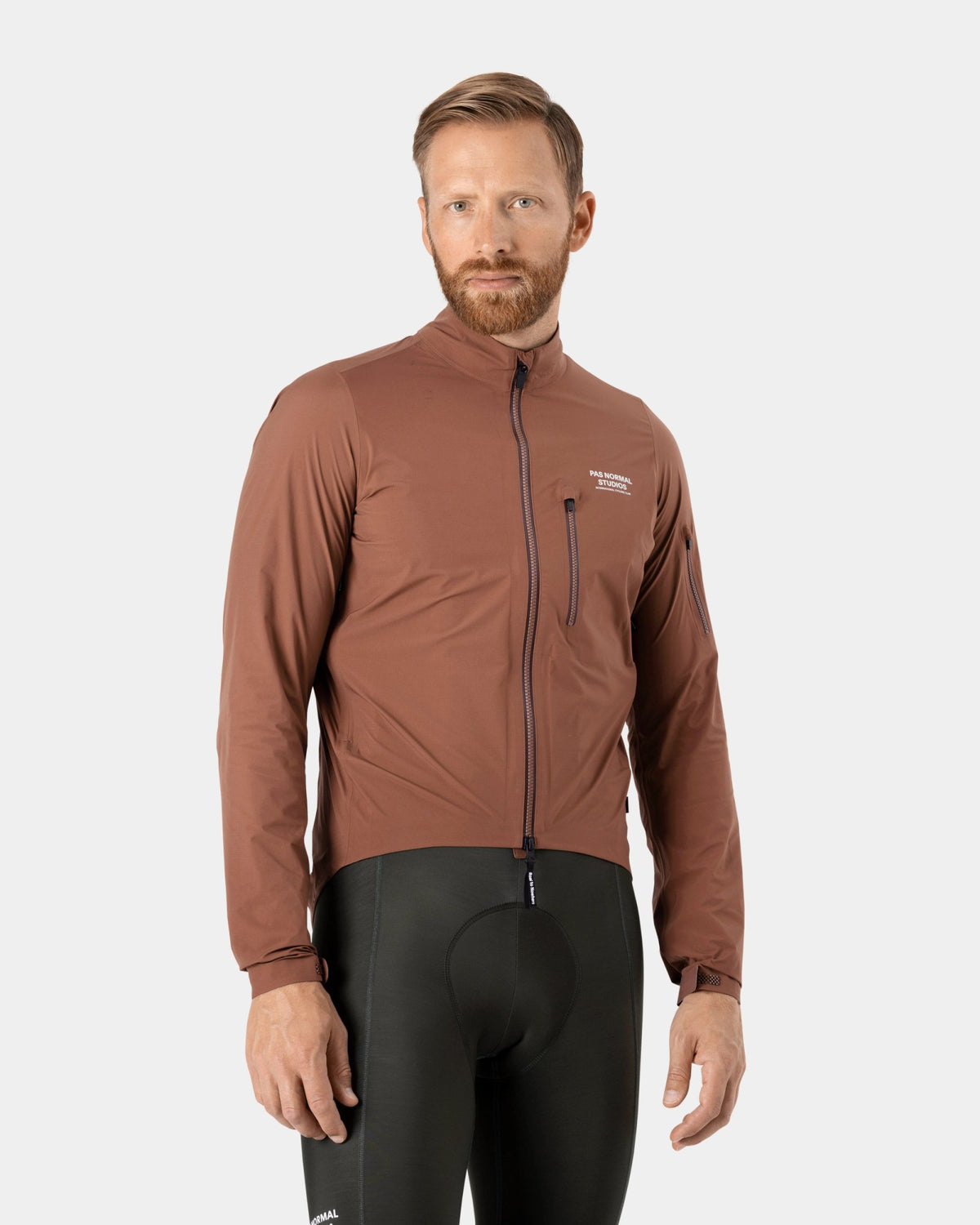 Chaqueta PNS Essential Shield en Hazel, en uso, vista frontal #Color_Hazel