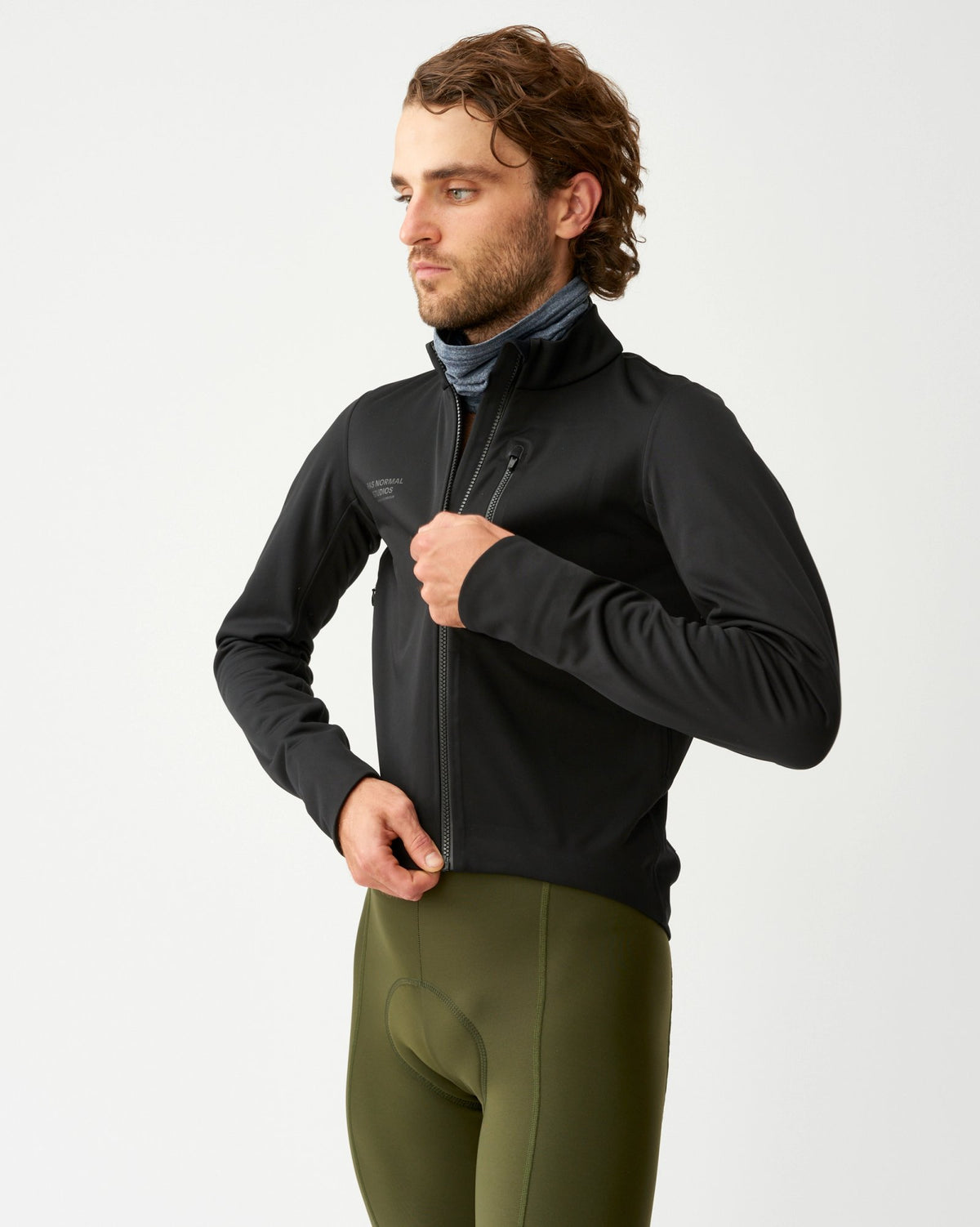 Chaqueta PNS Essential Thermal en Black, en uso, vista frontal #Color_Black