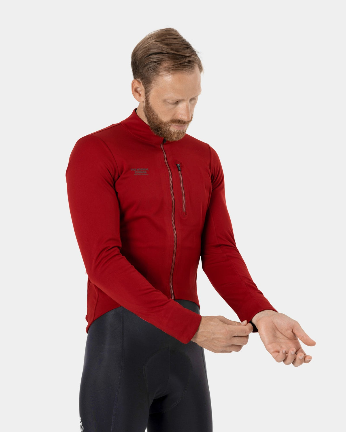 Chaqueta PNS Essential Thermal en Deep Red, en uso, vista frontal #Color_Deep Red