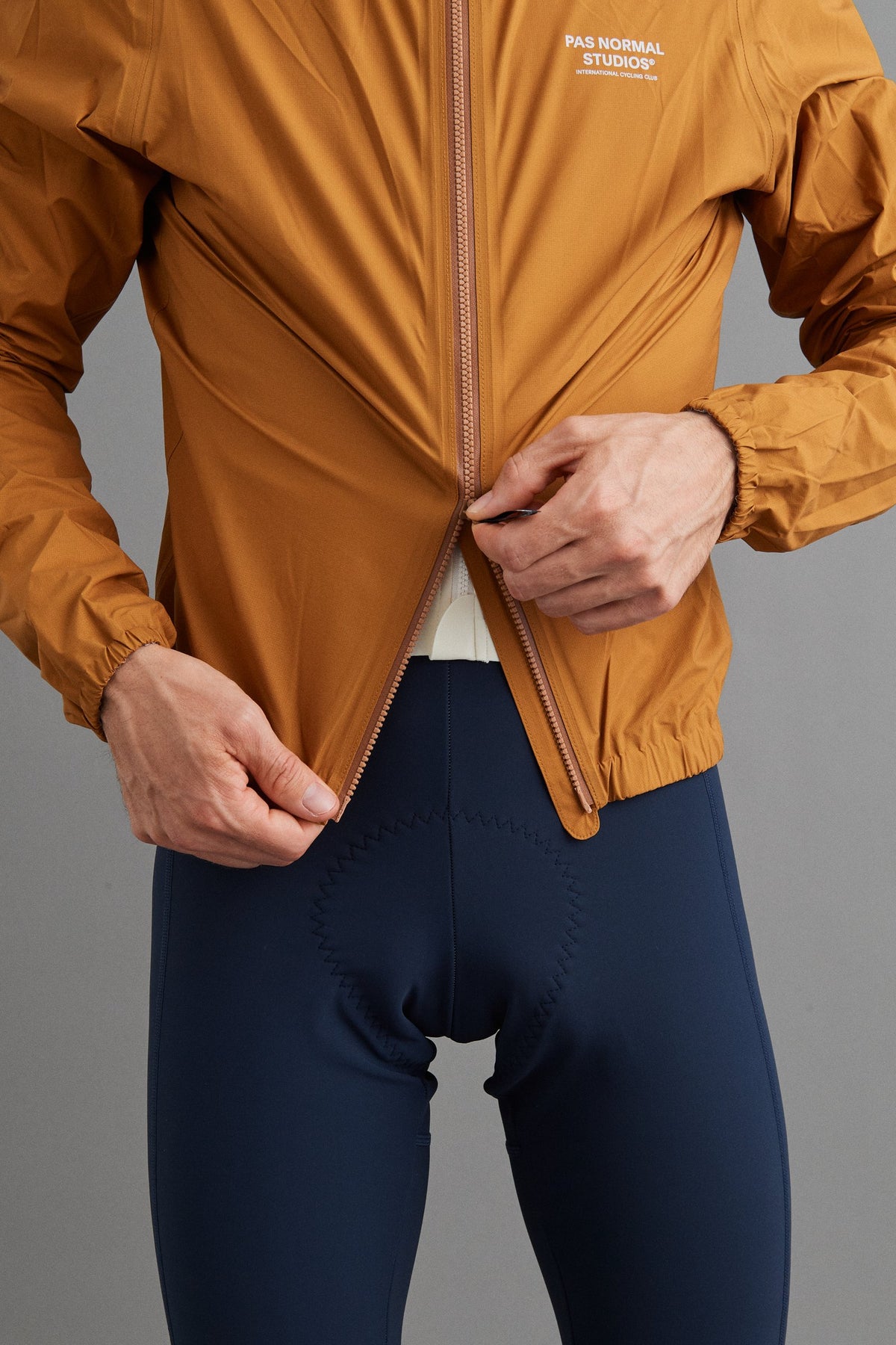 Chaqueta PNS Mechanism Pertex Rain en Burned Orange, en uso, vista trasera #Color_Burned Orange