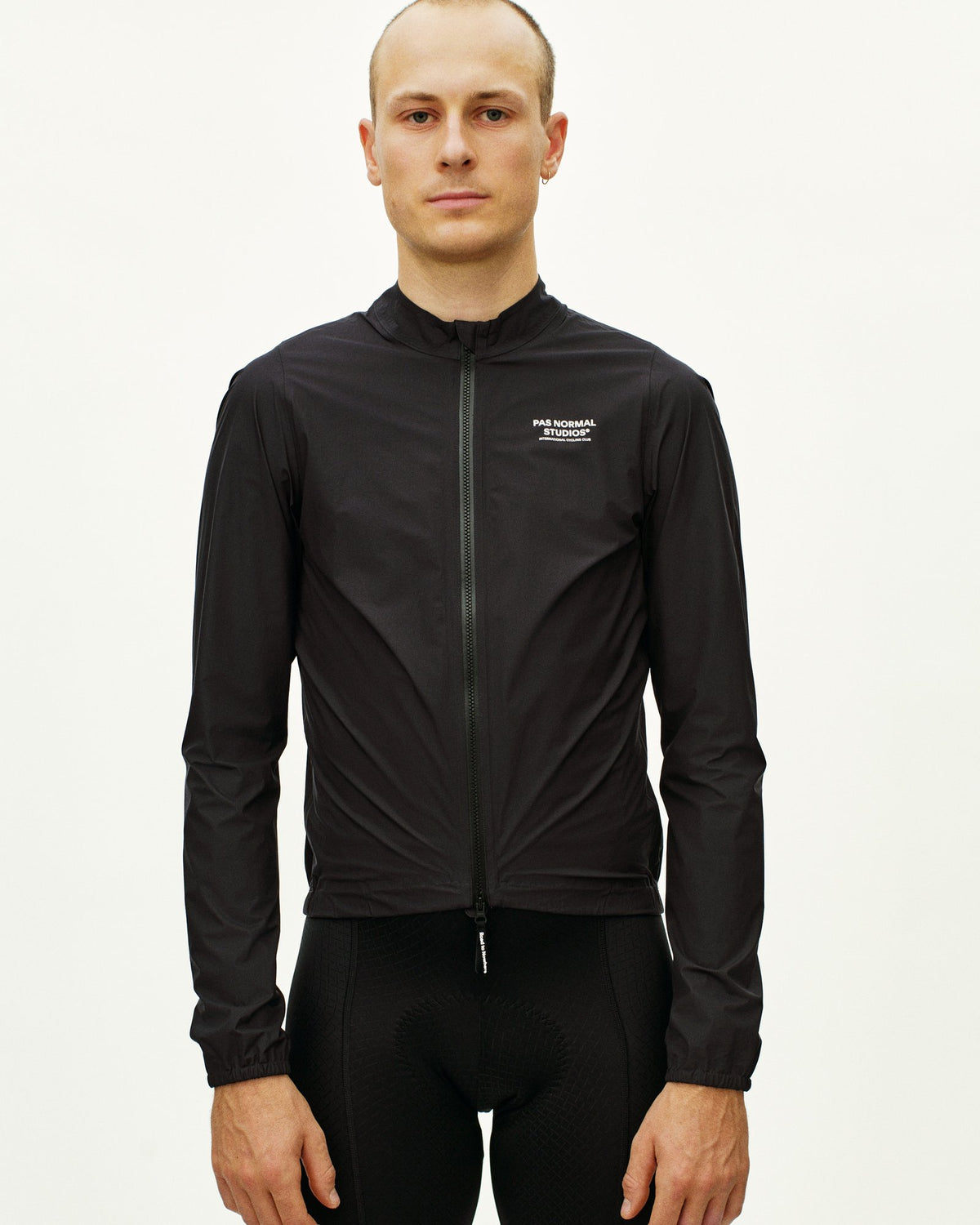 Chaqueta PNS Mechanism Rain en Black, en uso, vista frontal #Color_Black