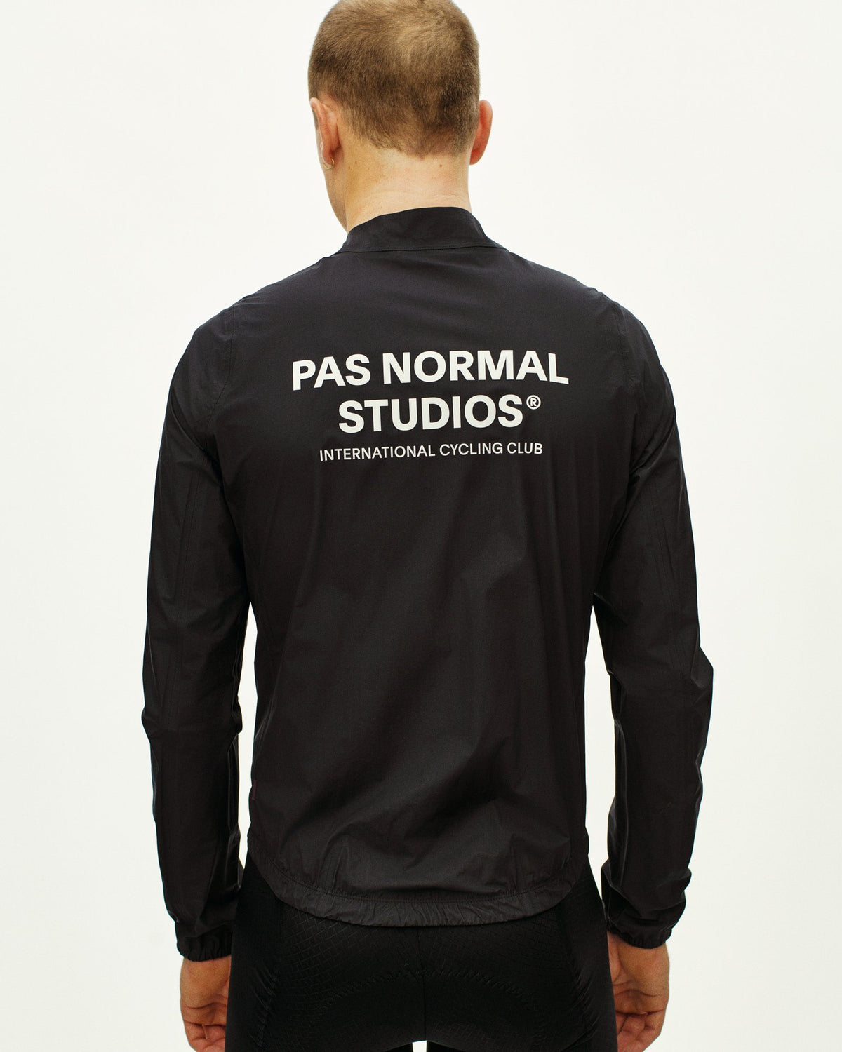 Chaqueta PNS Mechanism Rain en Black, en uso, vista trasera #Color_Black