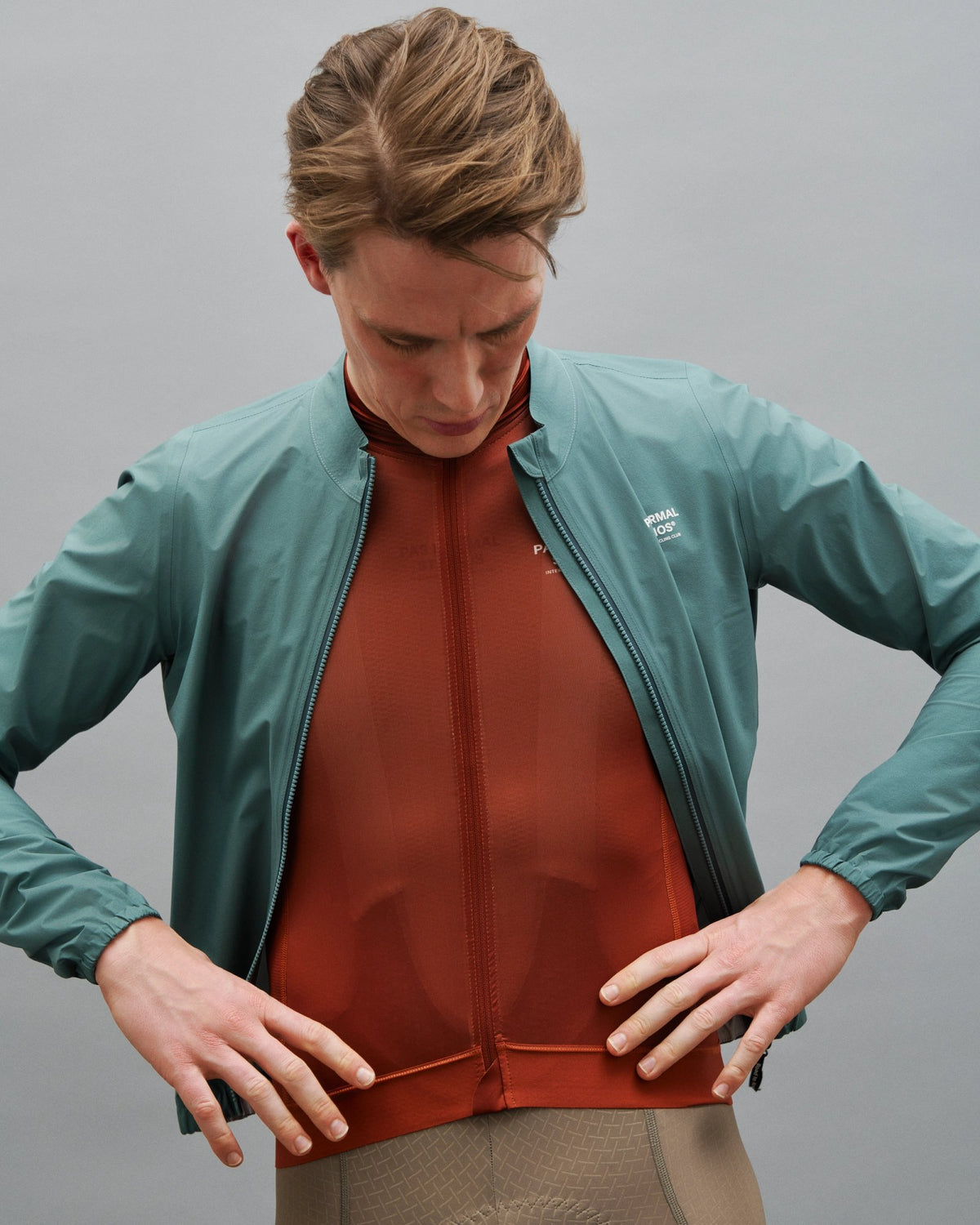Chaqueta PNS Mechanism Rain en Dusty Teal, en uso, vista frontal #Color_Dusty Teal
