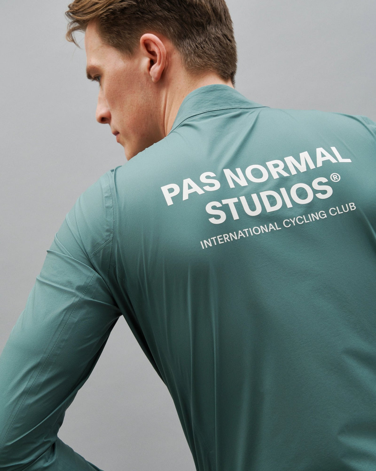 Chaqueta PNS Mechanism Rain en Dusty Teal, en uso, vista trasera #Color_Dusty Teal
