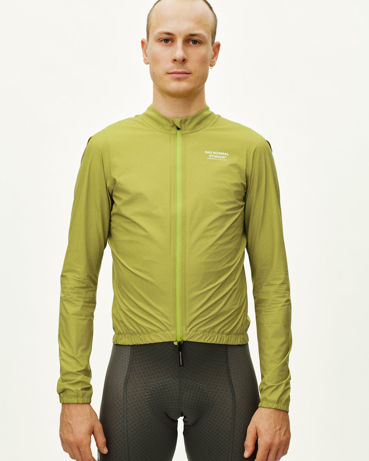 Chaqueta PNS Mechanism Rain en Moss Green, en uso, vista frontal #Color_Moss Green