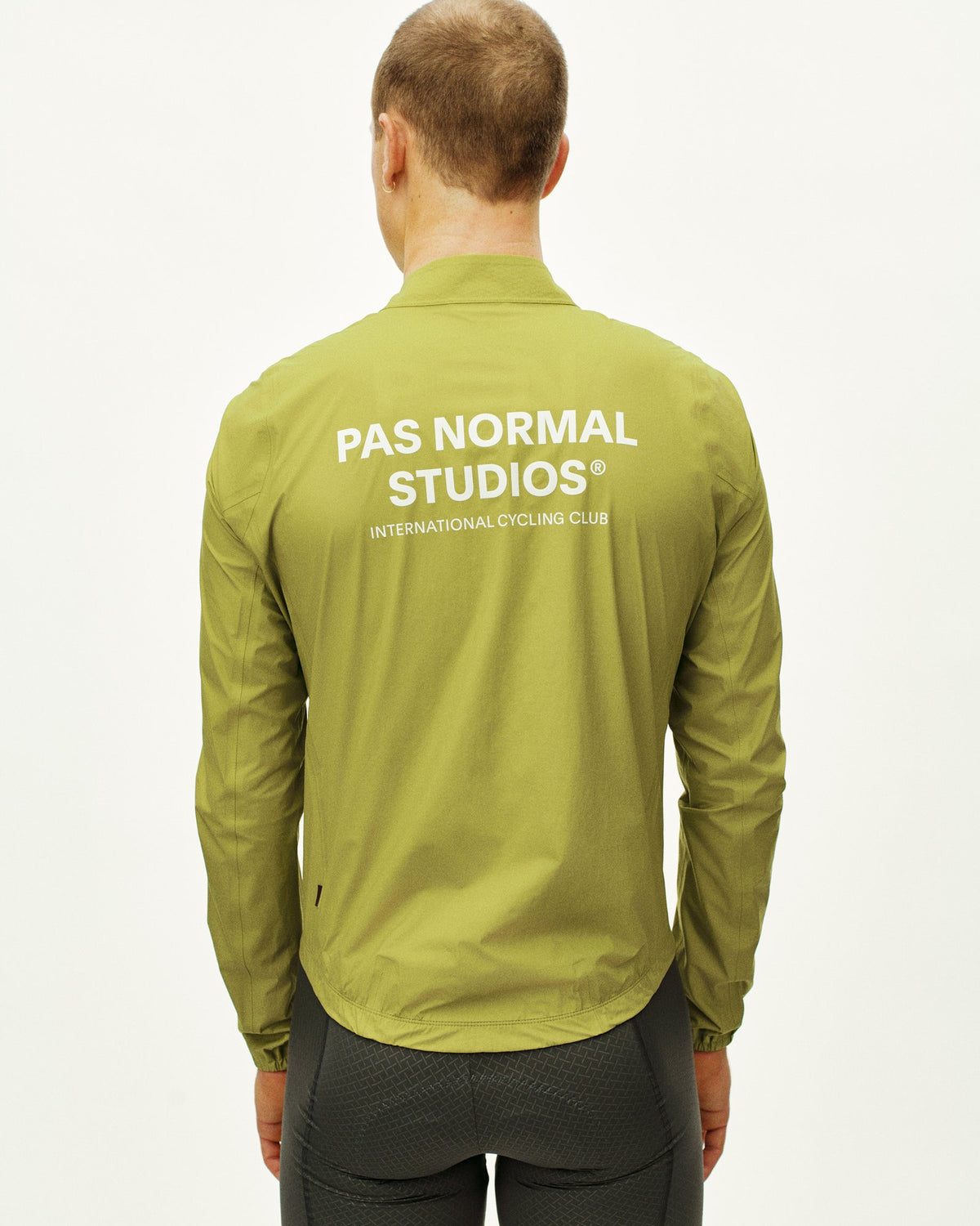 Chaqueta PNS Mechanism Rain en Moss Green, en uso, vista trasera #Color_Moss Green