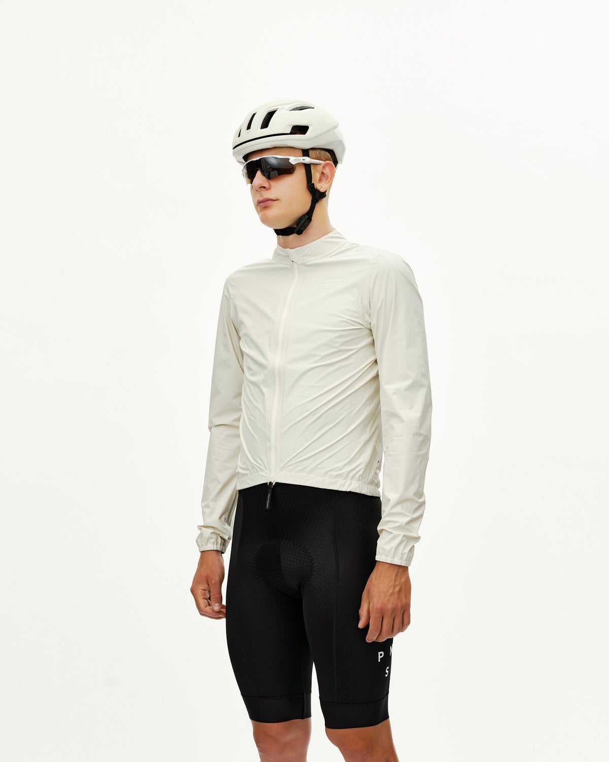 Chaqueta PNS Mechanism Rain en Off White, en uso, vista frontal #Color_Off White
