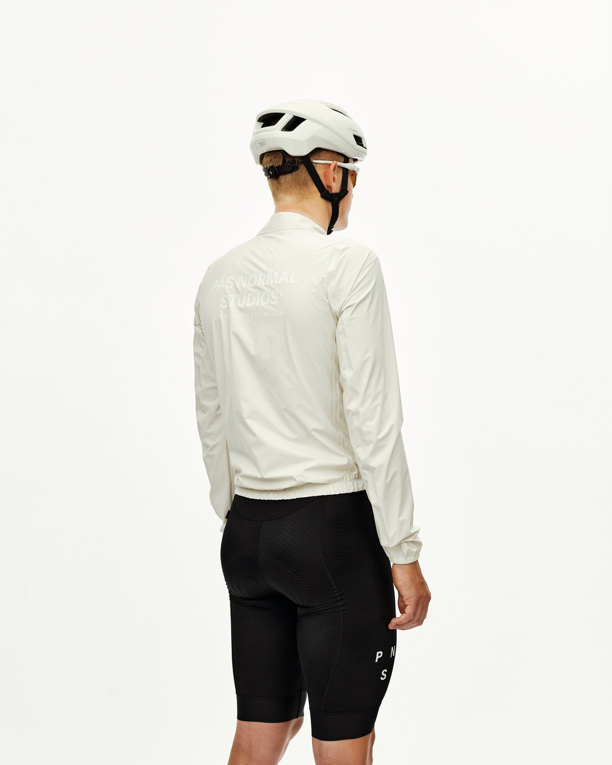 Chaqueta PNS Mechanism Rain en Off White, en uso, vista trasera #Color_Off White