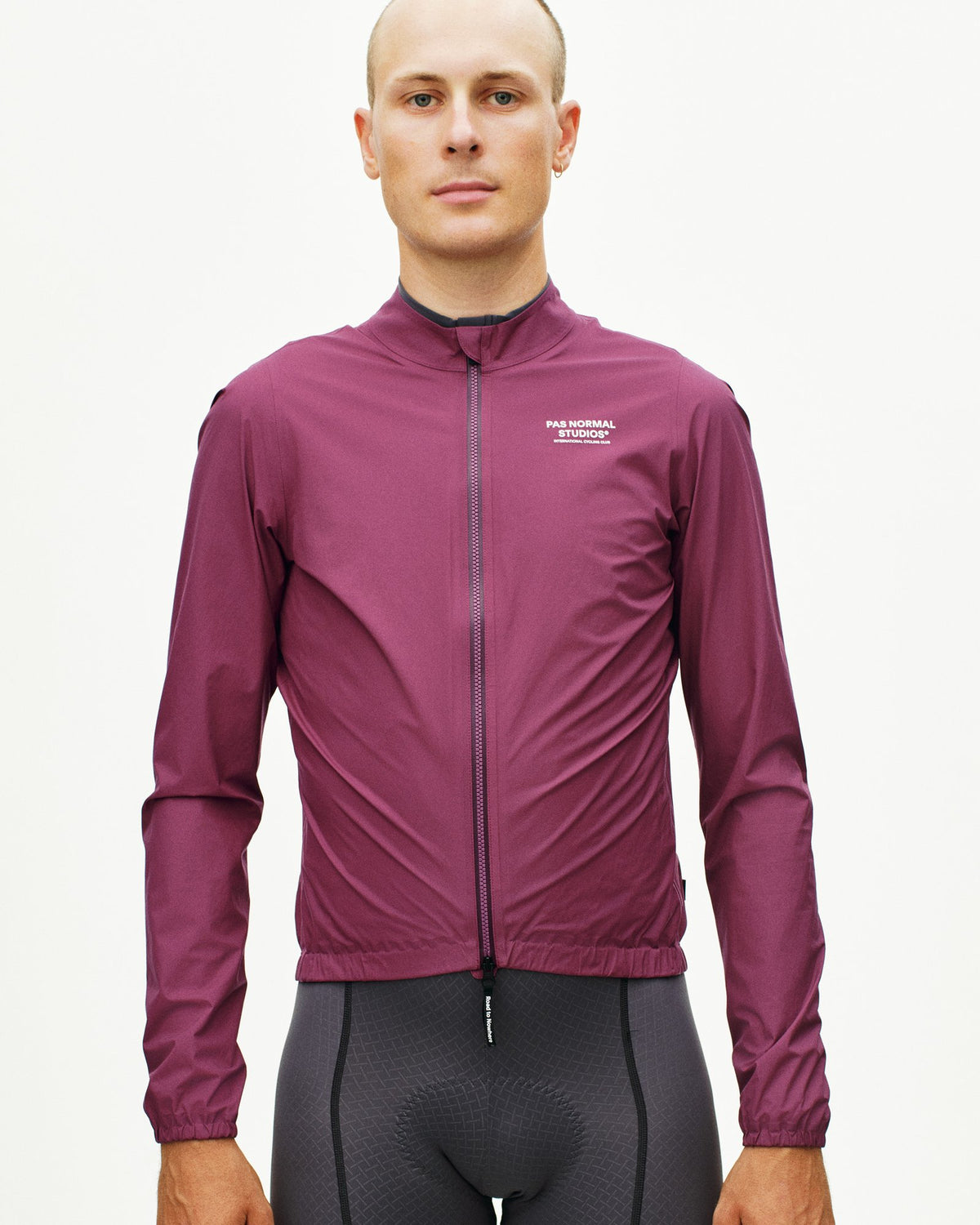 Chaqueta PNS Mechanism Rain en Plum, en uso, vista frontal #Color_Plum