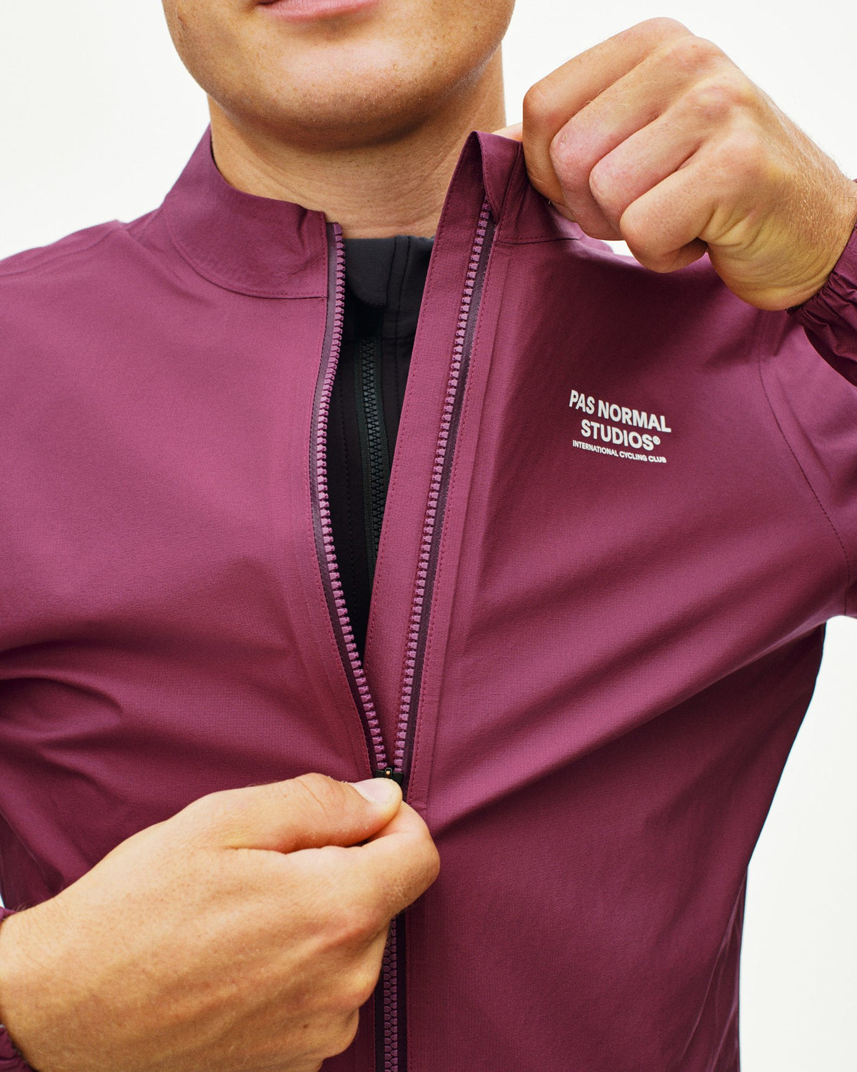 Chaqueta PNS Mechanism Rain en Plum, en uso, vista trasera #Color_Plum