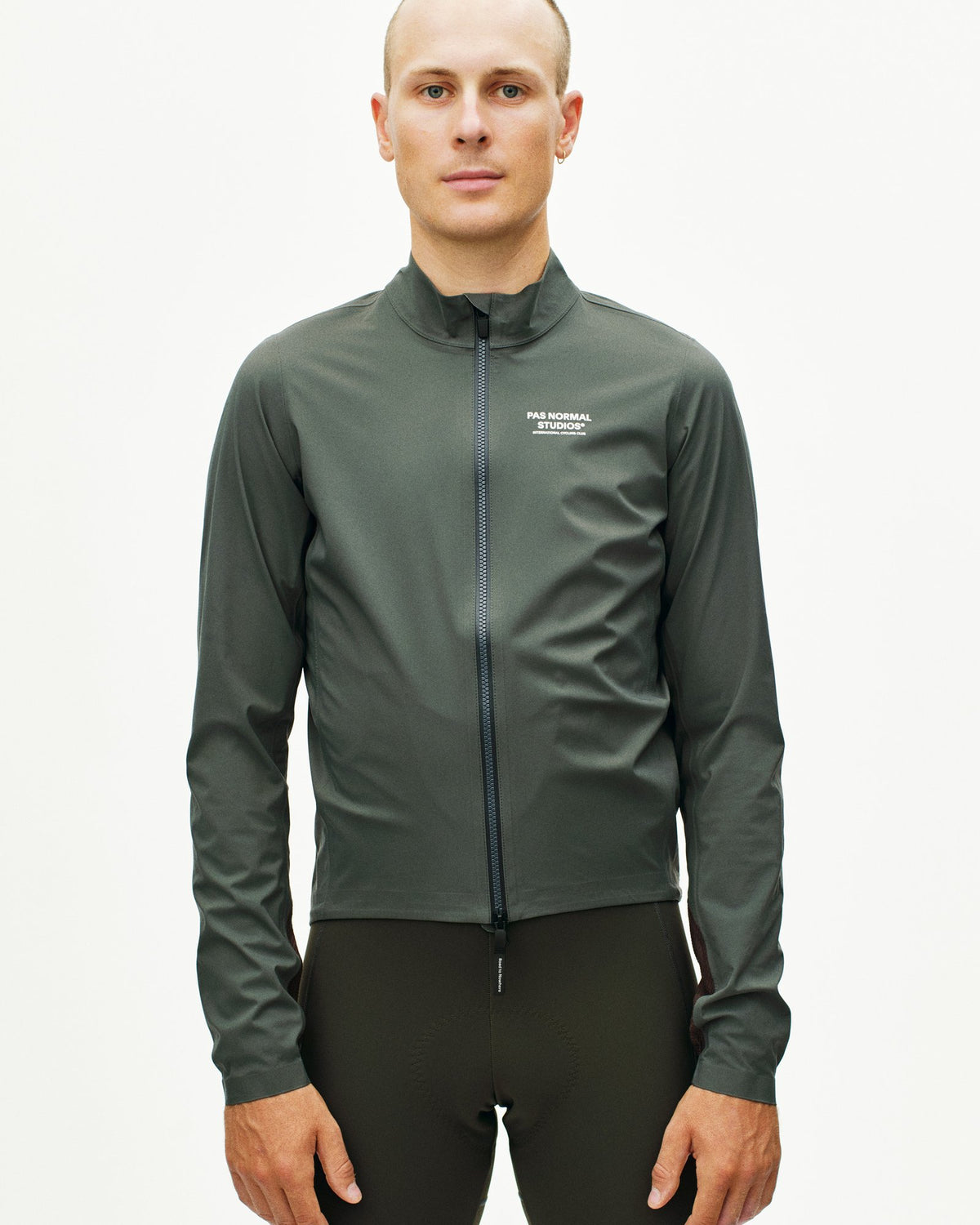 Chaqueta PNS Mechanism Shell en Dark Grey, en uso, vista frontal #Color_Dark Grey