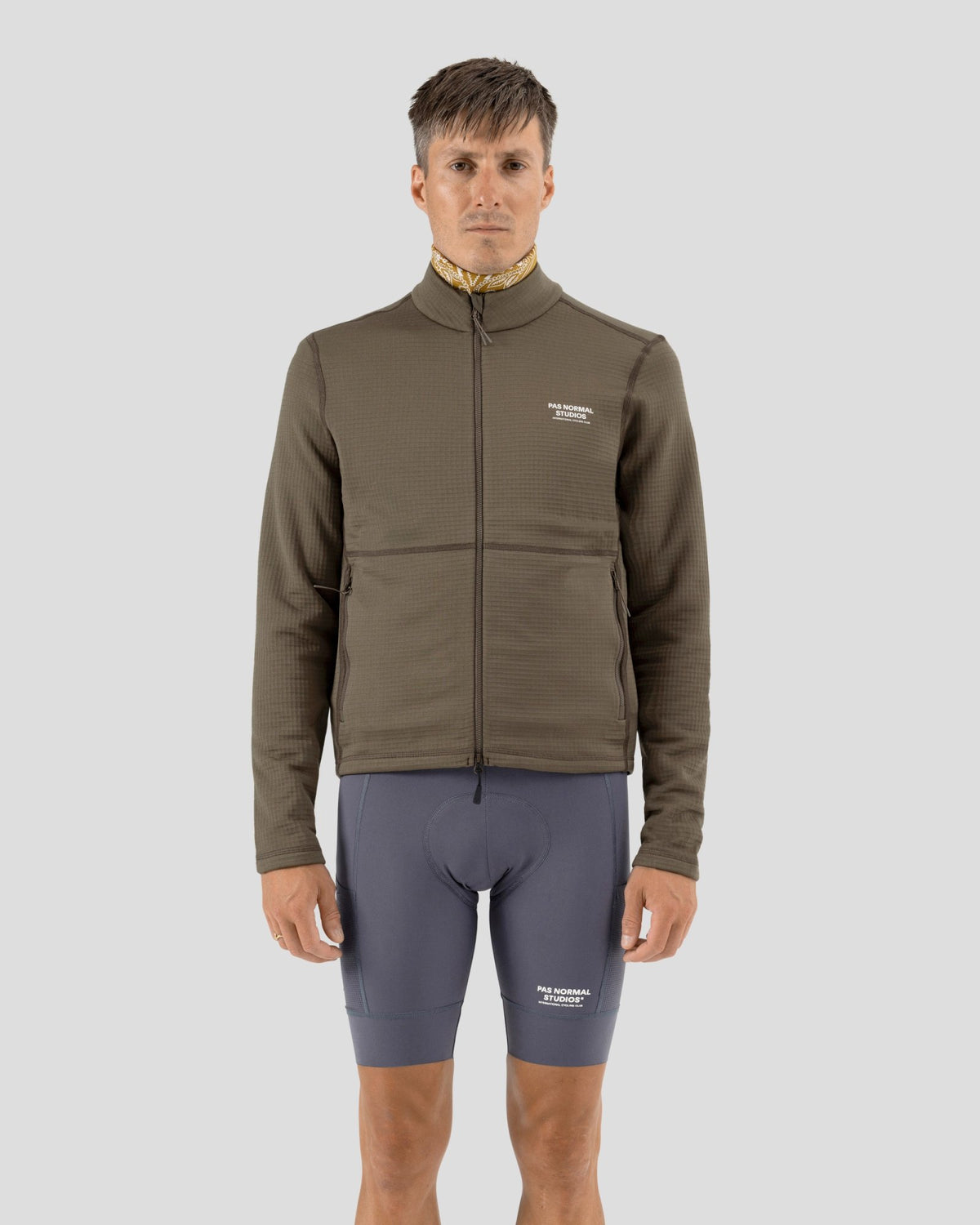Chaqueta de forro polar Pas Normal Studios Escapism Performance Fleece en Dark Stone, sobre modelo #Color_Dark Stone