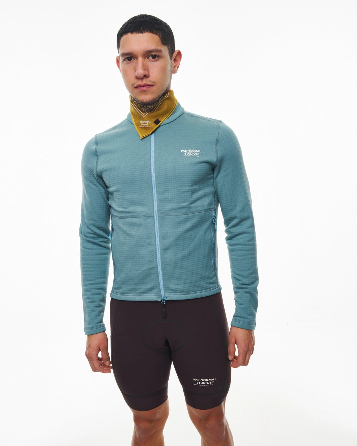 Chaqueta de forro polar Pas Normal Studios Escapism Performance Fleece en Dusty Blue, sobre modelo #Color_Dusty Blue
