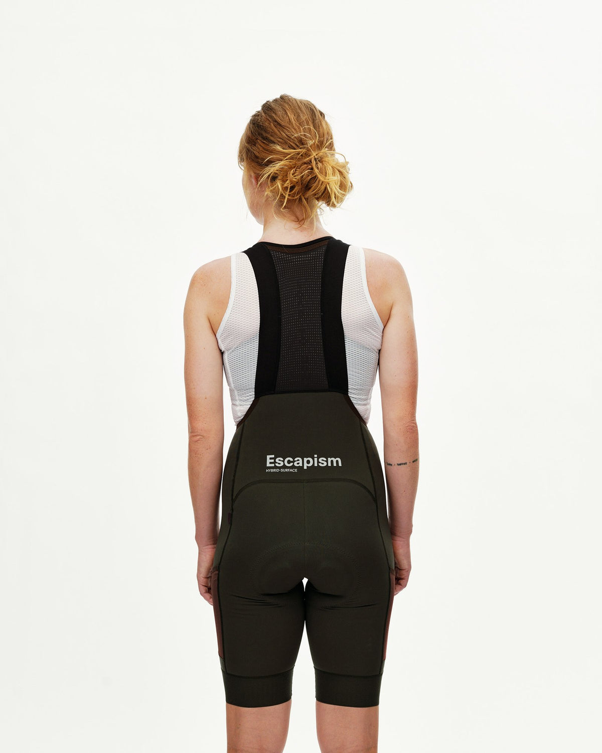 Culotte Corto Mujer PNS Escapism Cargo en Dark Olive, sobre modelo de espaldas #Color_Dark Olive