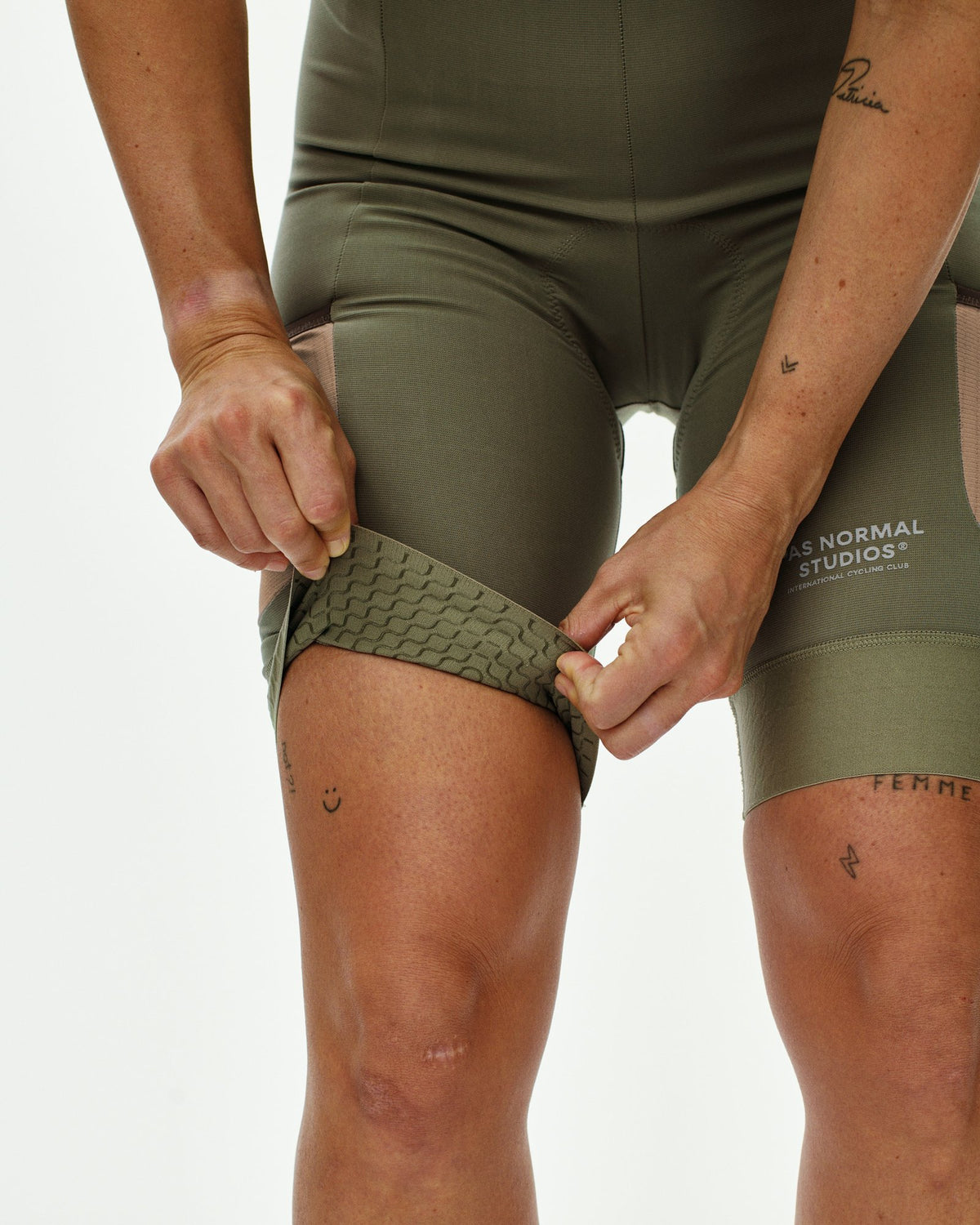 Culotte Corto Mujer PNS Escapism Cargo en Light Olive, detalle del tejido #Color_Light Olive